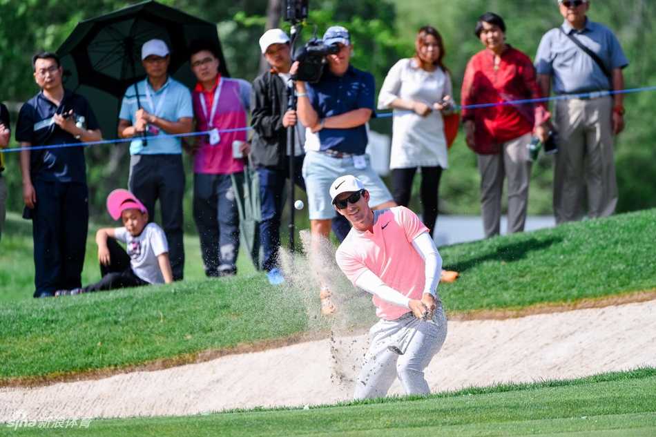 福瑞特利在果岭上奔跑庆祝，张开双臂，尽情释放夺冠的狂喜与压力，身后的观众为他欢呼，这一刻属于坚韧的胜利者。