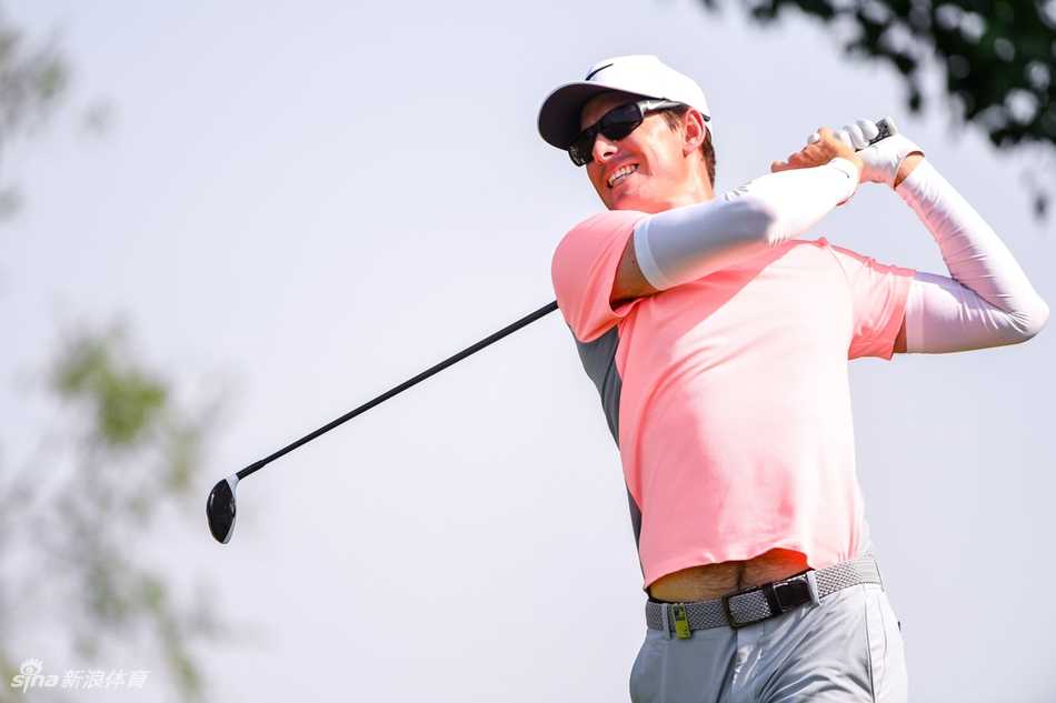 沃尔沃中国公开赛颁奖时刻，亚历山大·列维高举冠军奖杯，脸上洋溢着难以置信的喜悦，这场史诗般的七杆大逆转将被历史铭记。