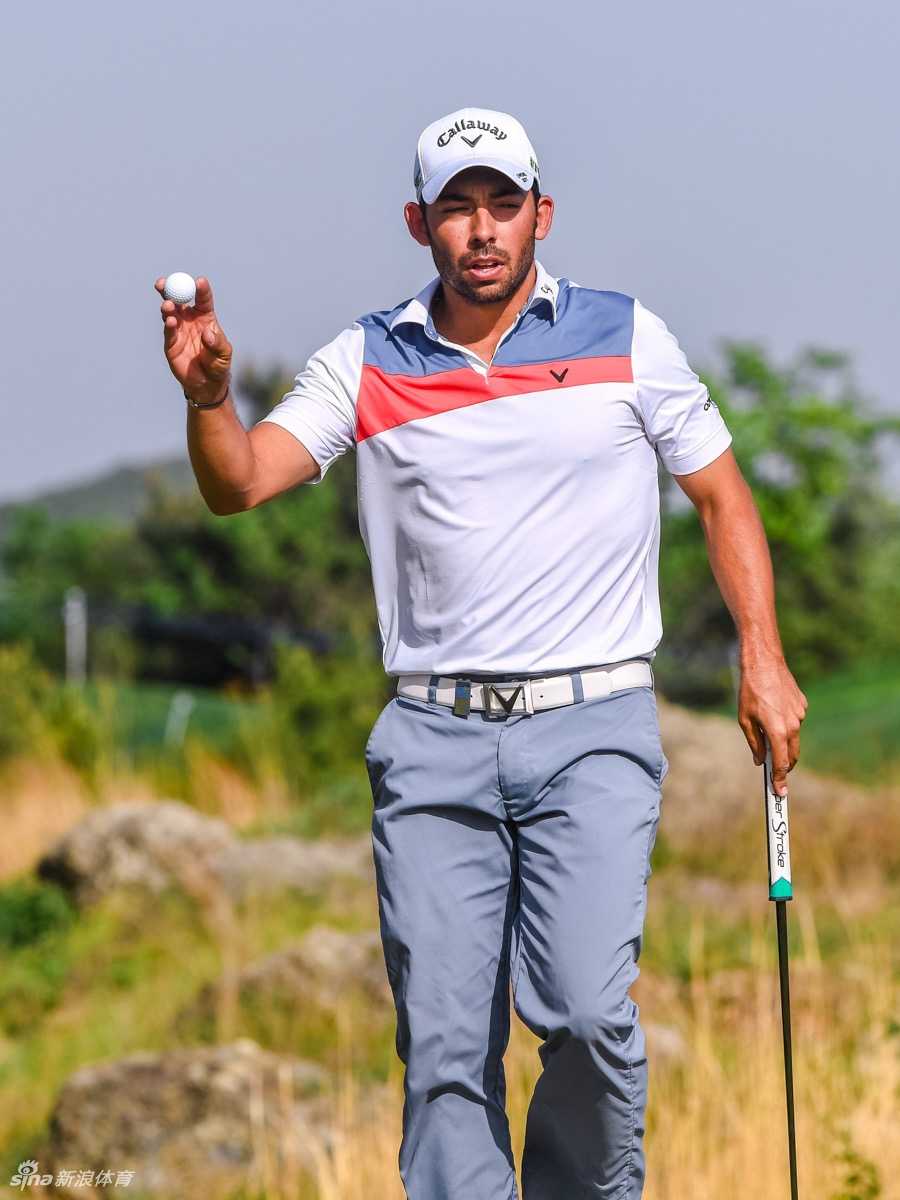 福瑞特利在沙坑中奋力救球，沙砾飞扬，他身体绷紧，眼神锐利，这是他在比赛中为拯救局面而奋战的缩影。