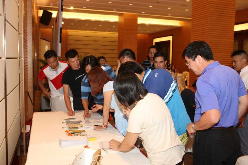 夕阳下的球场美景，绿草如茵，水塘倒映天光，宁静而令人沉醉