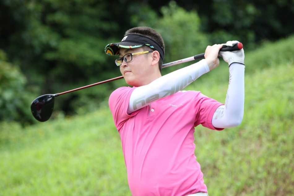 四位会员在球道沙坑边亲密合影，展现赛后轻松愉快的友谊瞬间