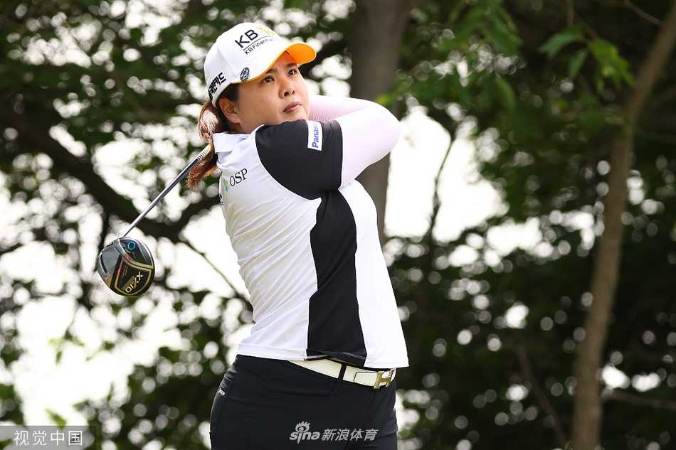 内莉·科达在颁奖仪式上亲吻冠军奖杯，充满激情与热爱