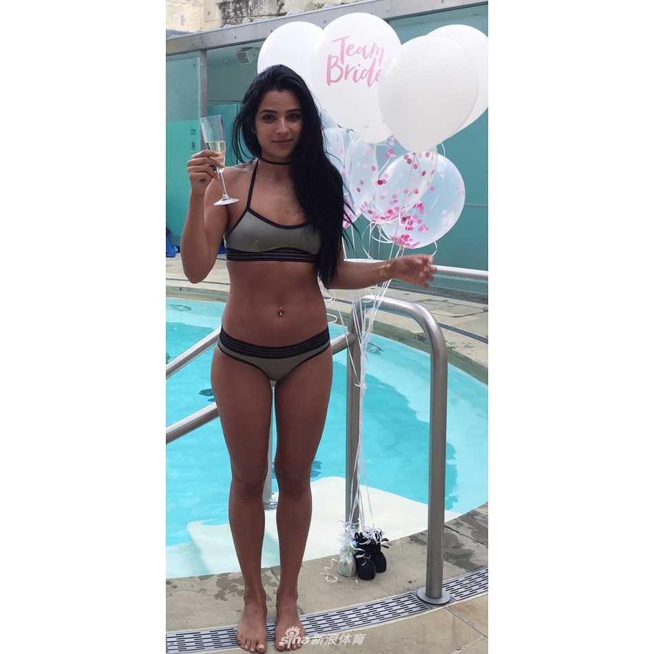 黄昏时分，路易莎结束练习，扛着球杆漫步回俱乐部，金色的余晖为她镀上一层温暖的光晕