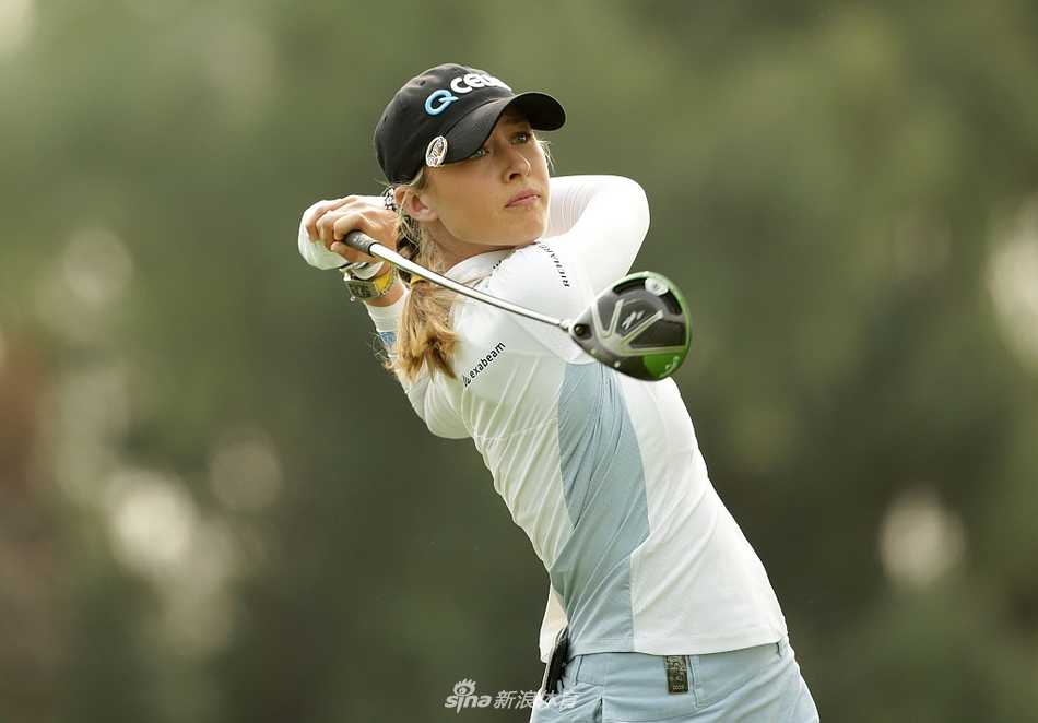 汤普森大力开球，身姿舒展充满力量，球在空中形成一道远距弹道