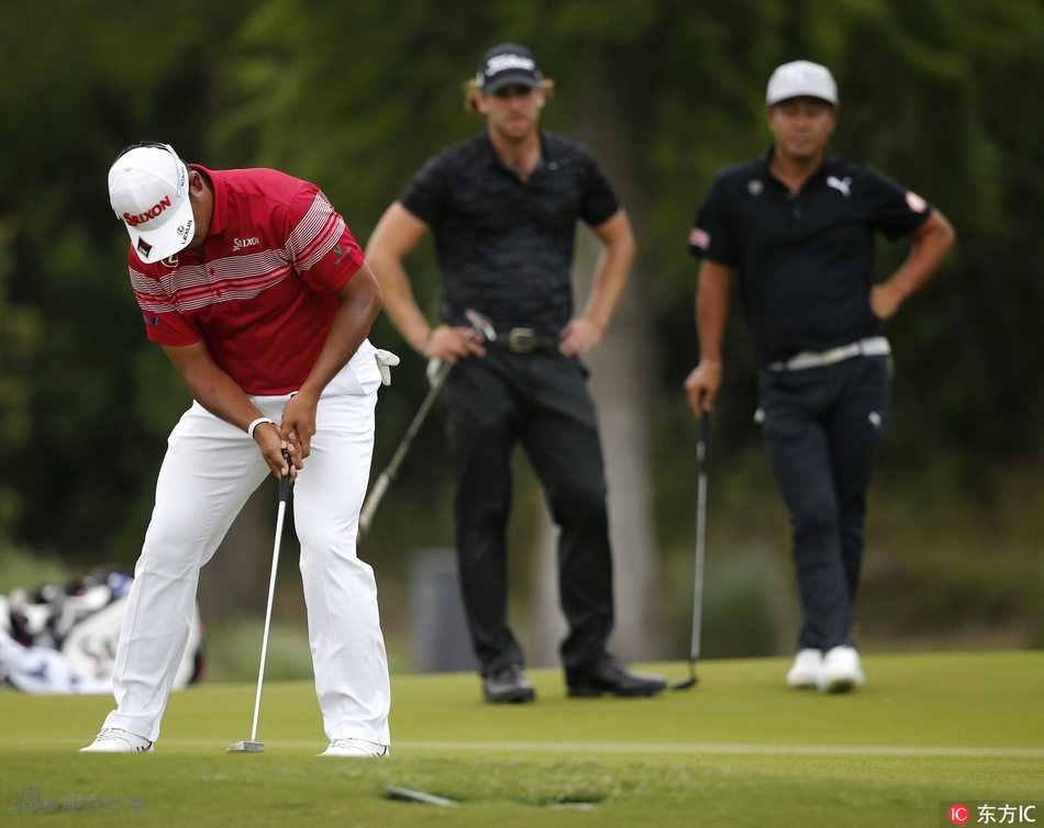 乔丹·斯皮思蹲在球道边，单手托腮，目光如炬地凝视远方，仿佛正在脑海中预演小白球飞越障碍、精准落点的完美弹道。