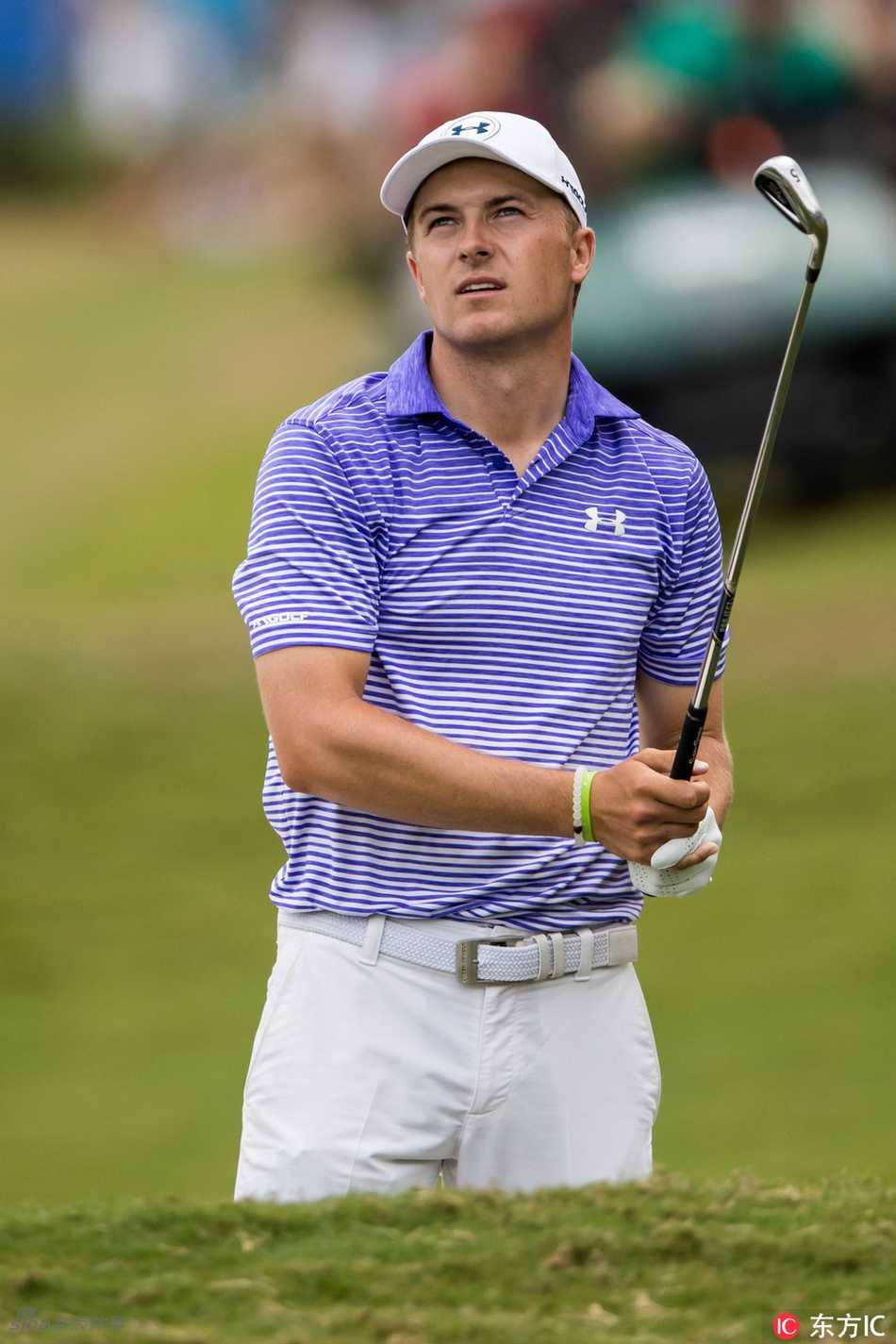 瑞典选手布林克斯特在果岭上沉稳推杆，他的姿态冷静而自信，仿佛周围世界的压力都与此刻无关。