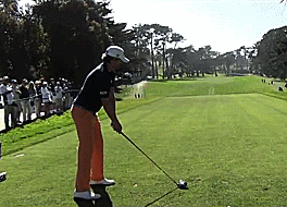 乔丹·斯皮思在果岭上专注凝视，仿佛正在计算如何拿下关键一推，卫冕冠军的风采尽显无遗。