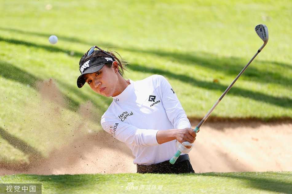 高宝璟在绿意盎然的球道上优雅挥杆，身姿与远山背景构成一幅和谐的运动画卷