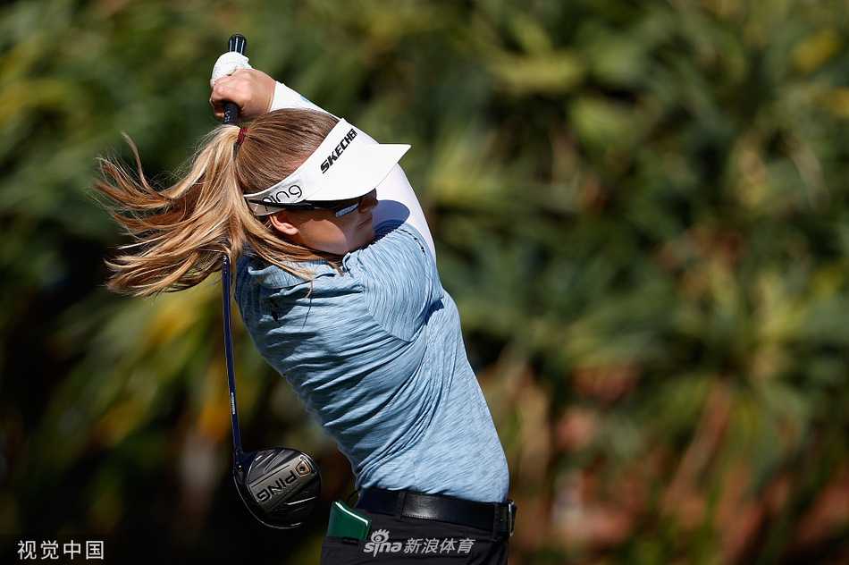 布鲁克-亨德森大力开球，身体充分扭转，展现出女子高尔夫运动中惊人的爆发力