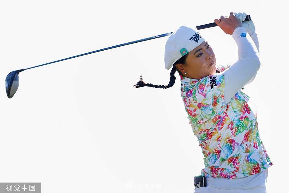 金楚笼漫步于风景如画的球道间，从容的气度彰显其久经赛场的丰富经验