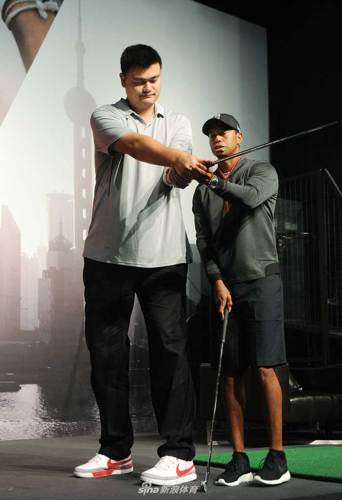 美国前总统奥巴马与伍兹握手，笑容中充满对坚韧精神的赞赏