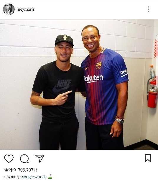 伍兹与美国前总统克林顿轻松交谈，背景是高雅的高尔夫球场