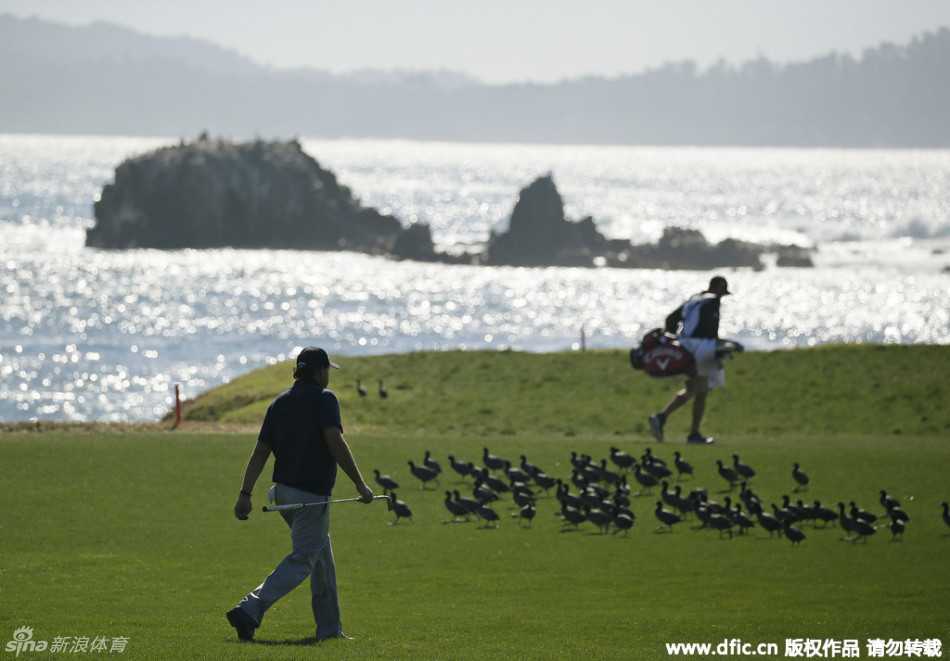 帕特里克·瑞德在果岭边微笑着与热情的高尔夫球迷击掌互动，场面轻松愉快。