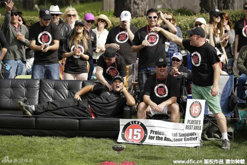 乔丹·斯皮思在沙坑中完成一次精彩的救球，沙粒飞扬，展示其出色的短杆技巧。