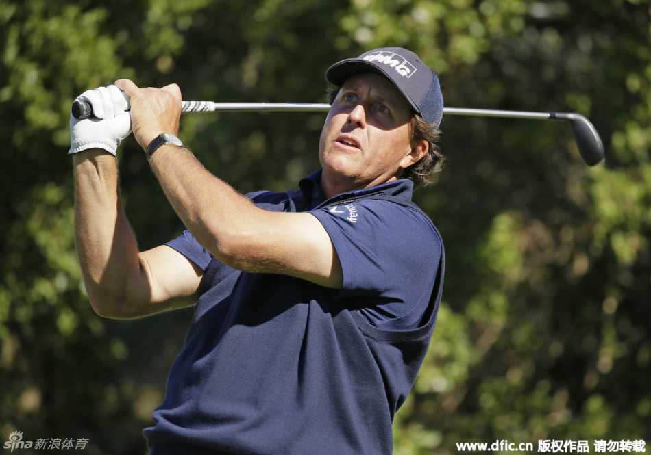 比尔·默瑞的卡通形象玩偶被粉丝高高举起，在观众席中显得格外俏皮醒目。