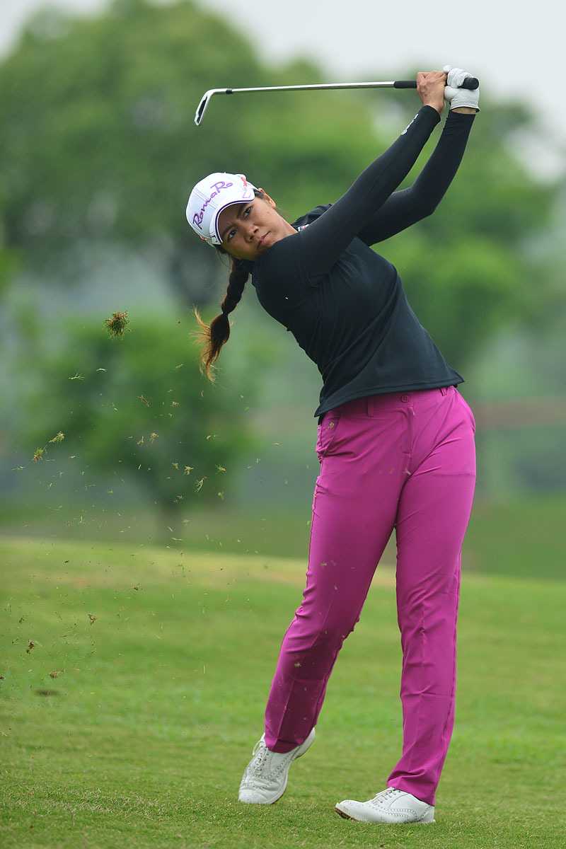 林知仙在球道障碍区冷静观察，准备击球，眼神专注如鹰