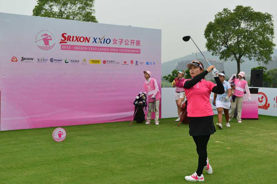 阿姬娜凝神静气，在发球台完成一记优雅而有力的开球，身姿与远方山峦构成动人画卷