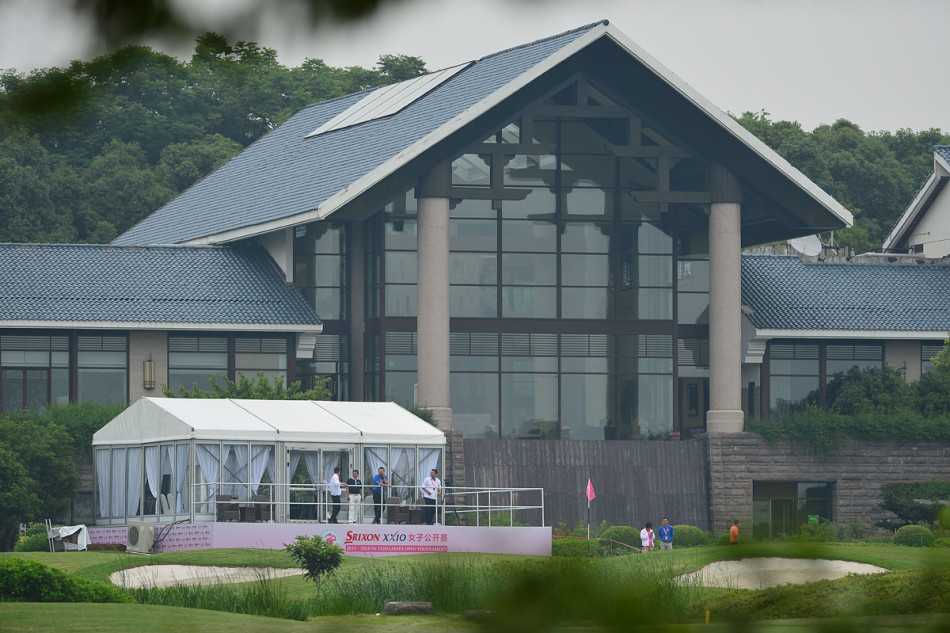 金池珉果岭边全力进攻，球杆挥出瞬间草屑飞扬，力量感十足