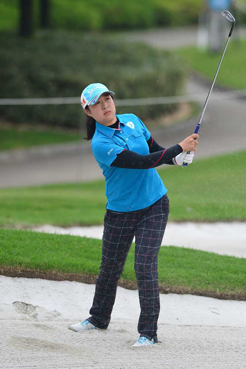 李梓在绿茵场上优雅挥杆，身影与阳光草坪交织成一道美丽风景